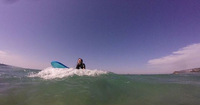 Carla surfeando en sydney